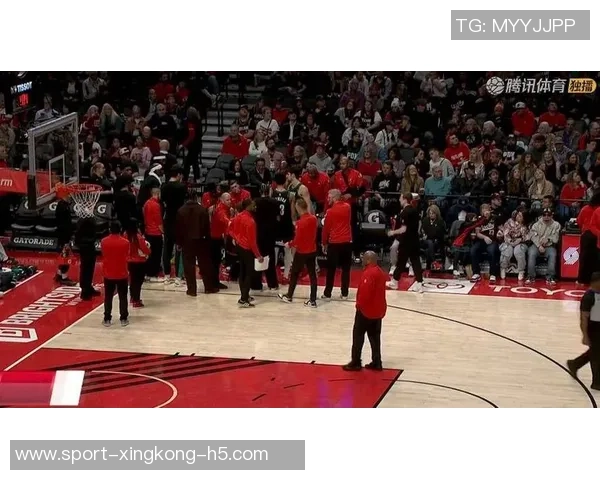 开拓者前线记者小傅期待小杨在篮球场上展现真实自我的那一天